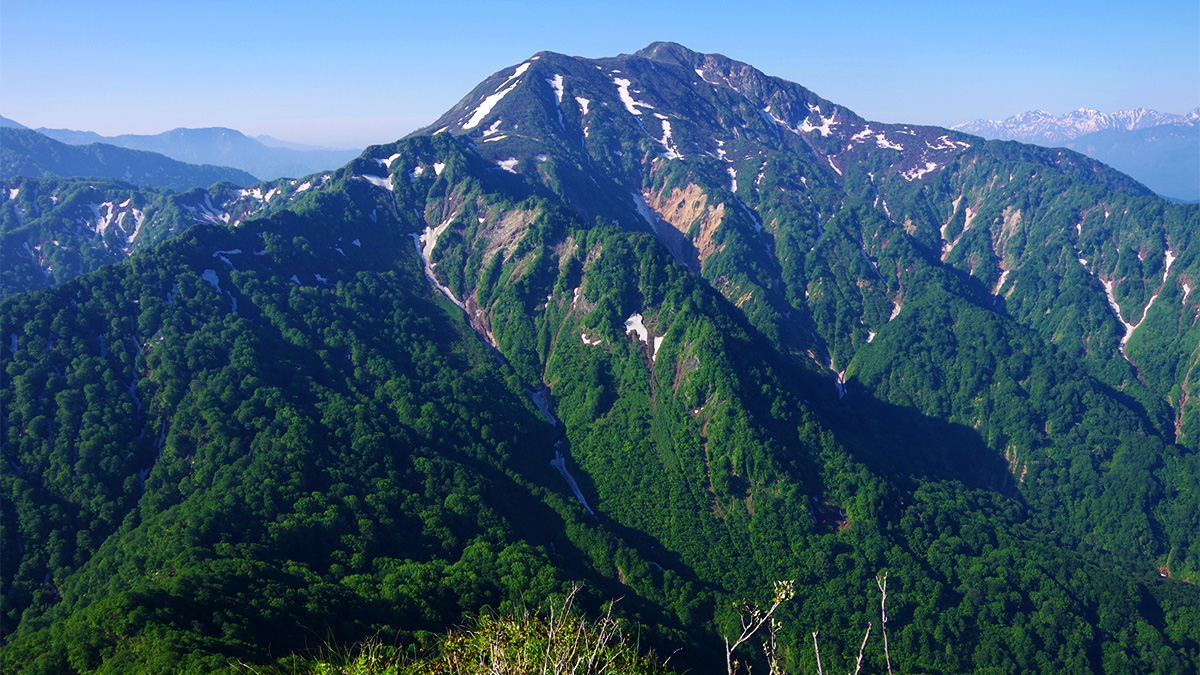 海谷鋸岳から眺めた雨飾山