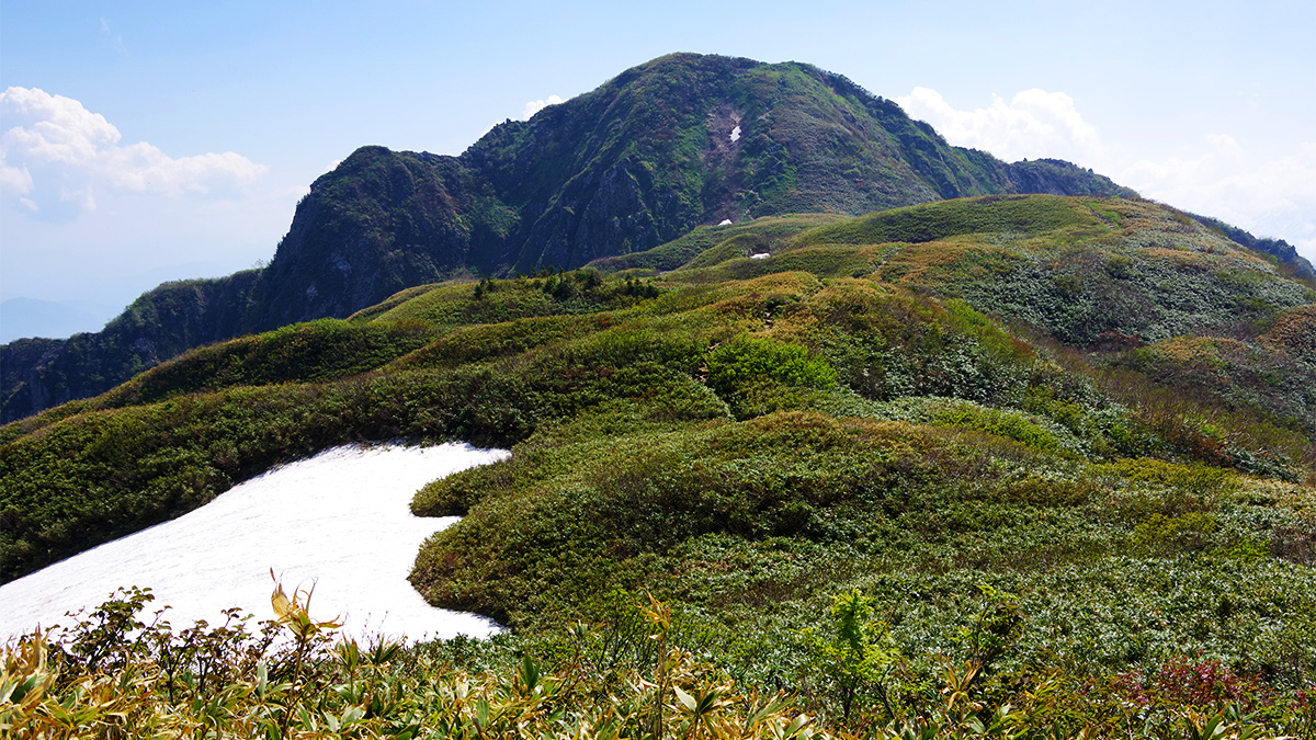 笹平から眺めた雨飾山