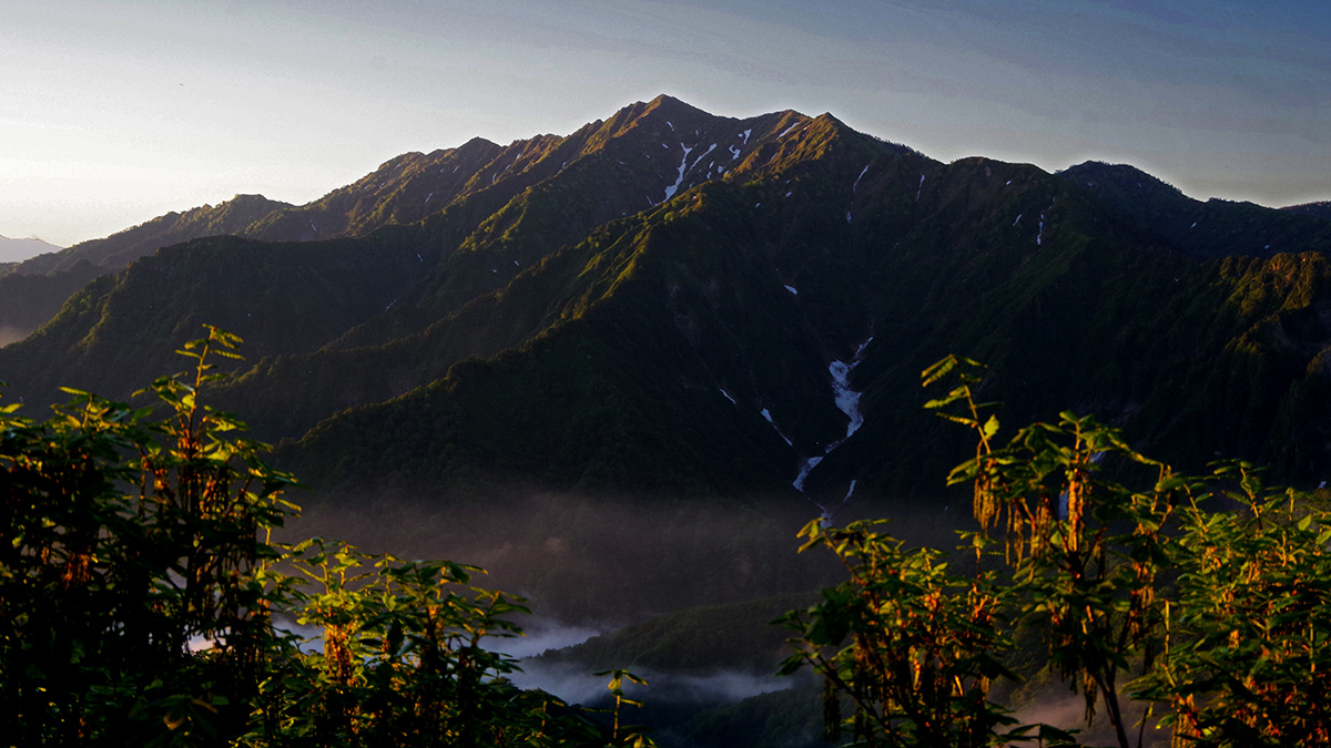 道行山から眺めた荒沢岳