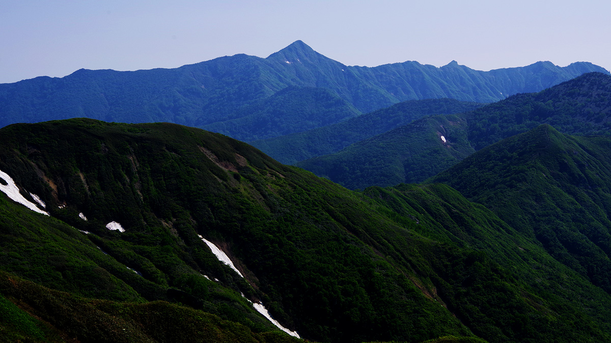 大水上山から眺めた荒沢岳
