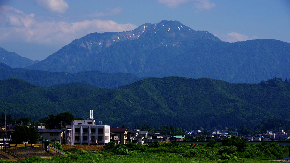 小出橋から眺めた八海山