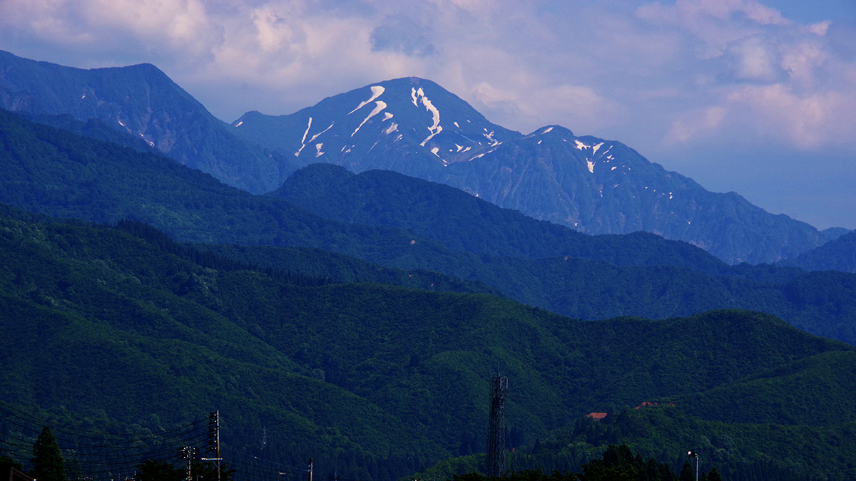 小出付近から眺めた中ノ岳