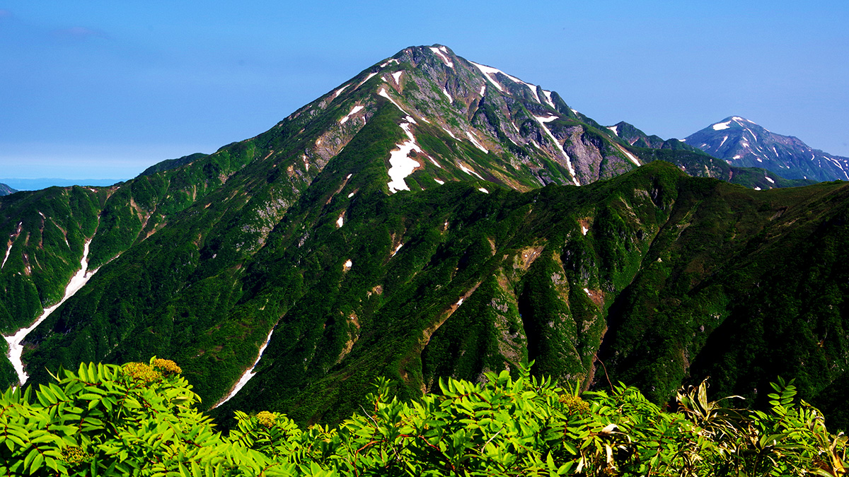 大水上山から眺めた中ノ岳