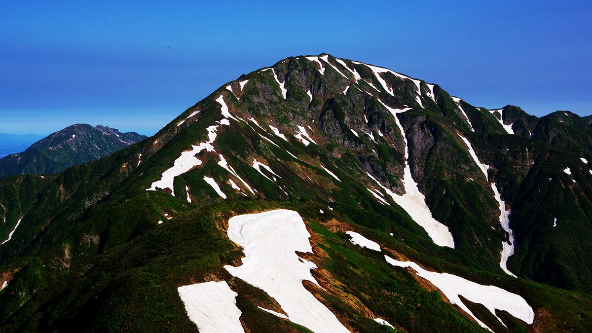 兎岳から眺めた中ノ岳