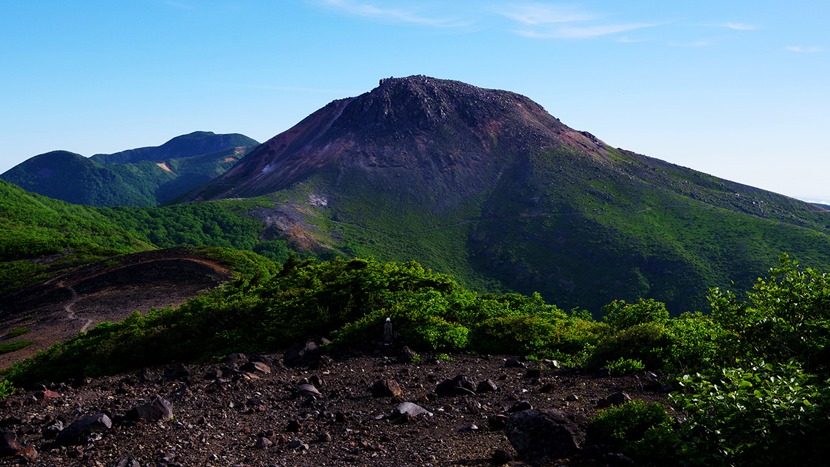 南月山付近から眺めた茶臼岳