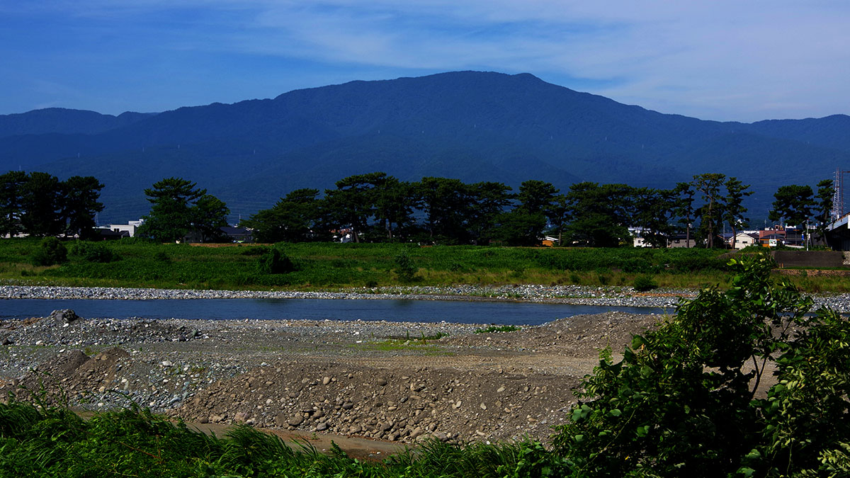 足柄大橋付近から眺めた明神ヶ岳
