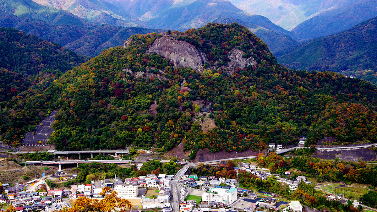 菊花山から眺めた岩殿山