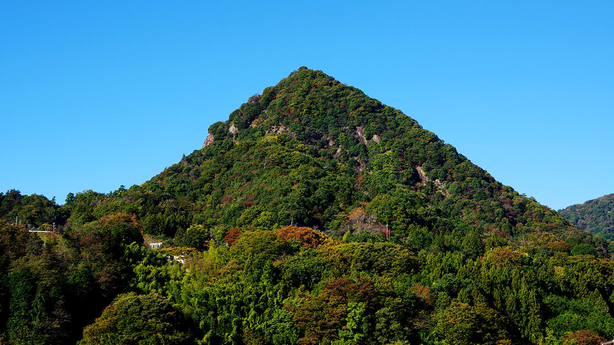 七保小学校付近から眺めた岩殿山