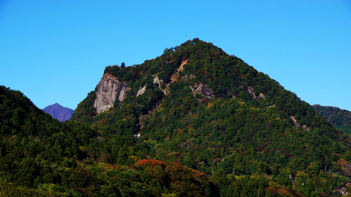 猿橋駅の葛野川付近から眺めた岩殿山