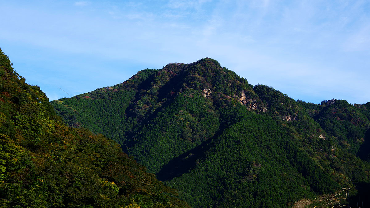 払沢の滝入口バス停付近から眺めた大岳山