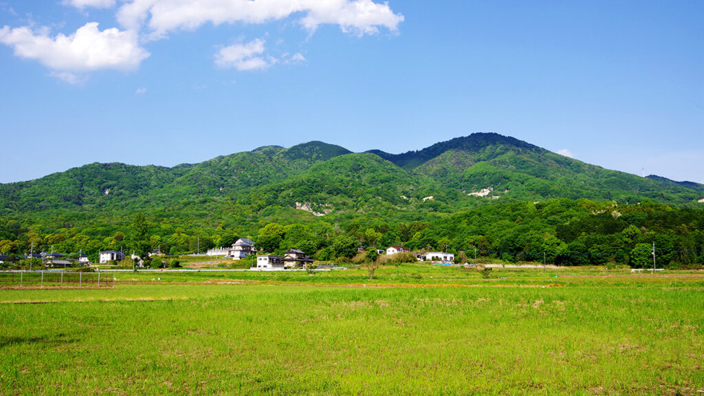桜川市真壁町桜井付近から眺めた加波山