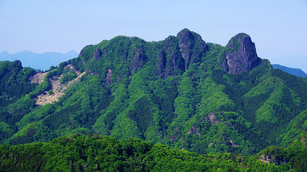 黒瀧山馬の背付近の見晴台から眺めた鹿岳