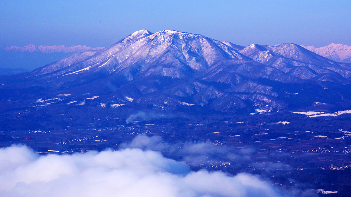 大明神岳から眺めた飯縄山