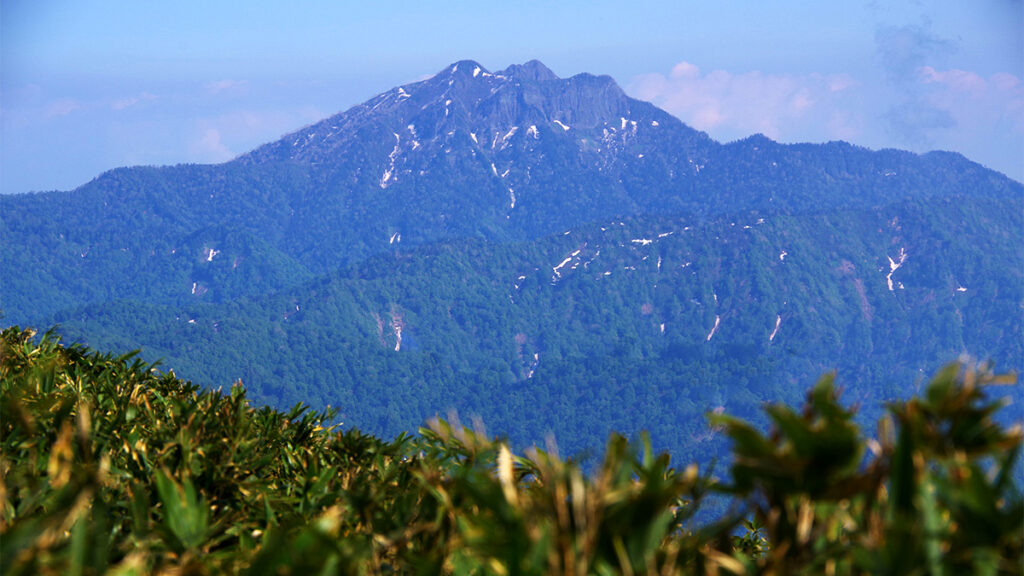 雨飾山から眺めた高妻山