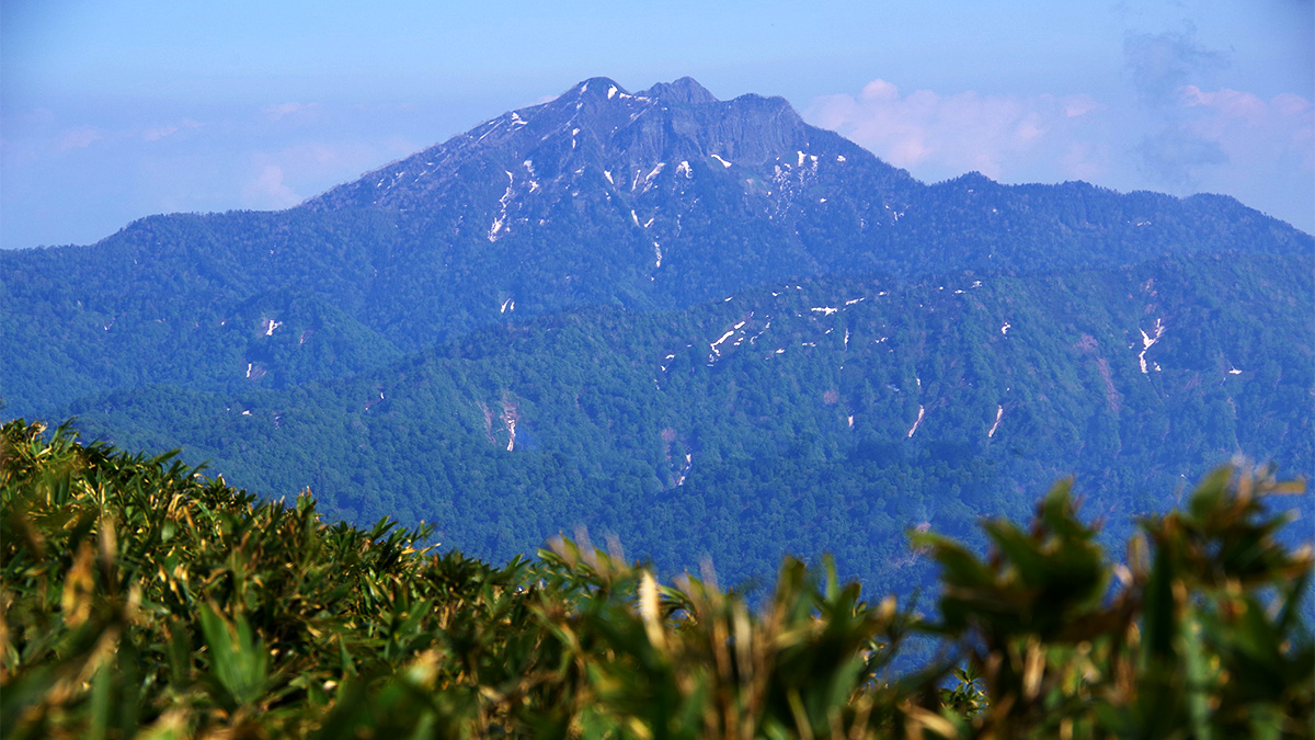 雨飾山から眺めた高妻山