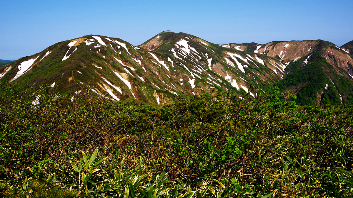 沢尻岳から眺めた羽後朝日岳