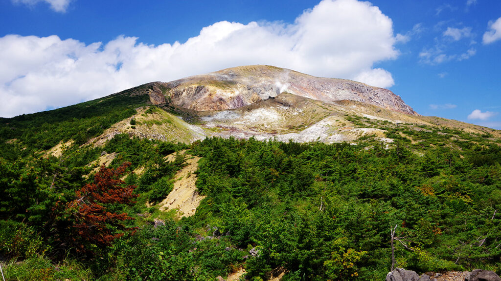 酸ヶ平-浄土平間から眺めた一切経山