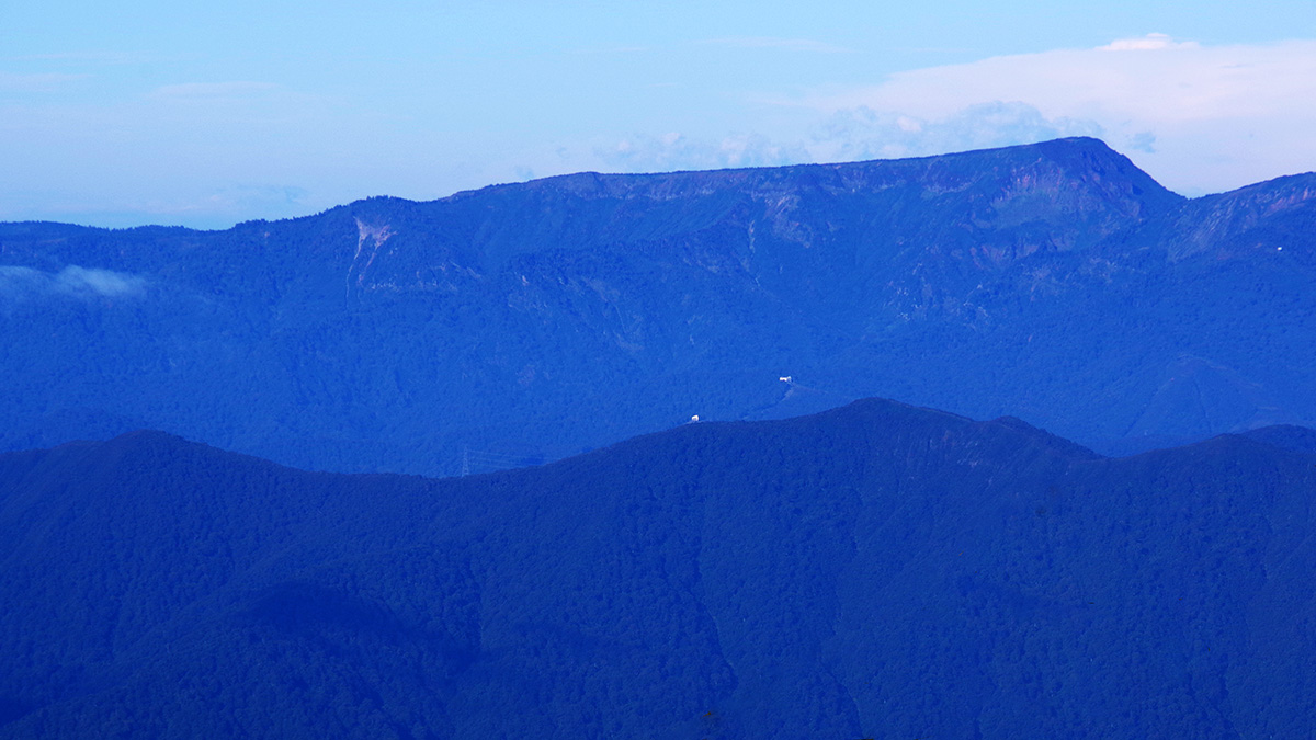 上州朝日岳から眺めた苗場山