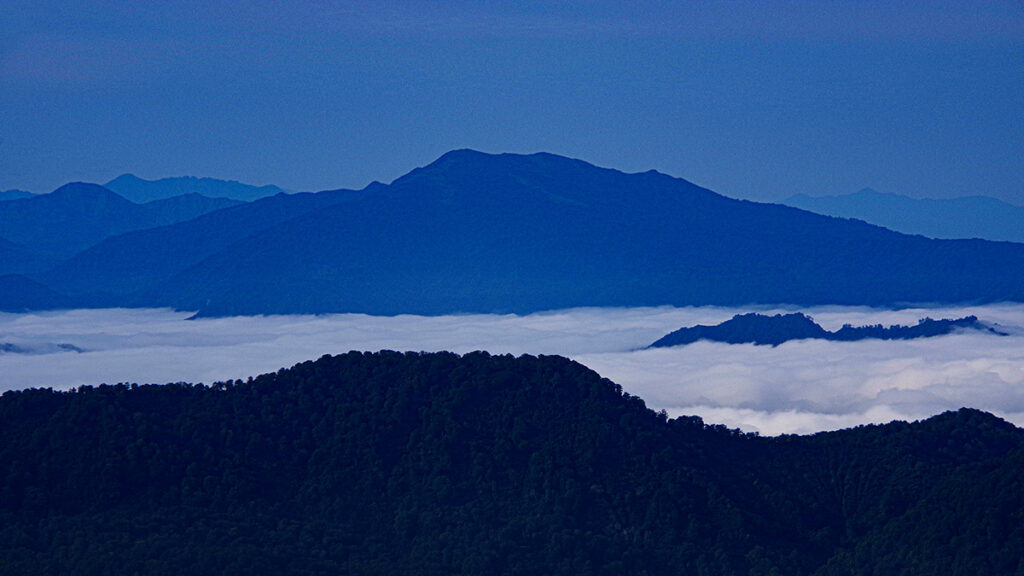 御神楽岳から眺めた浅草岳