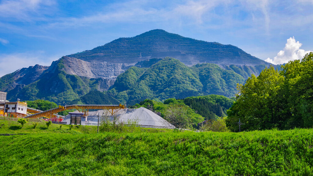 横瀬駅付近から眺めた武甲山