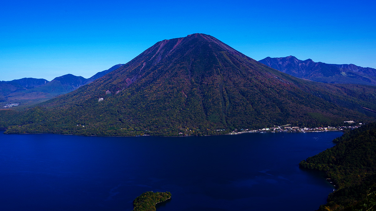 半月山展望台から眺めた男体山