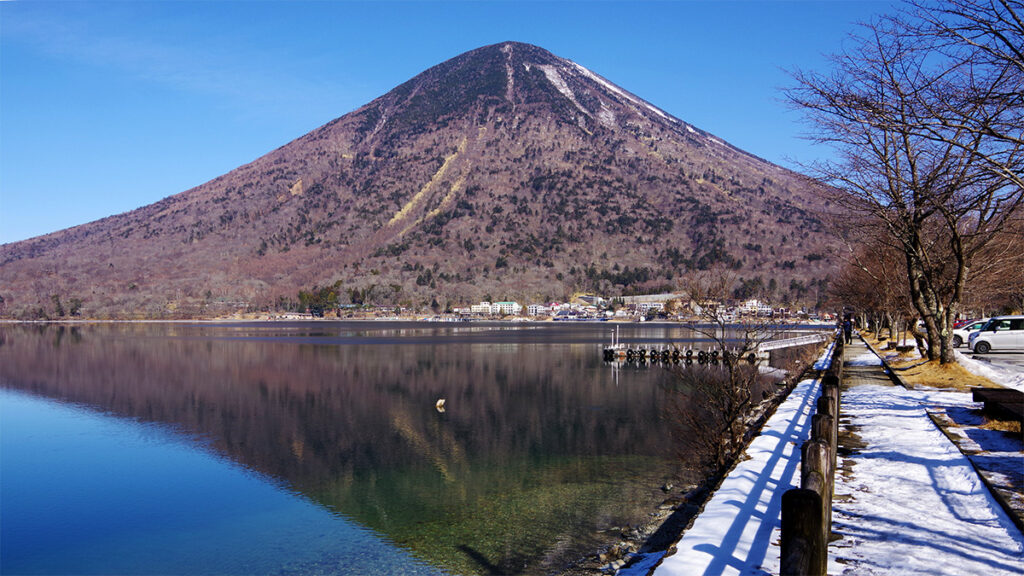 大鳥居南方から眺めた男体山