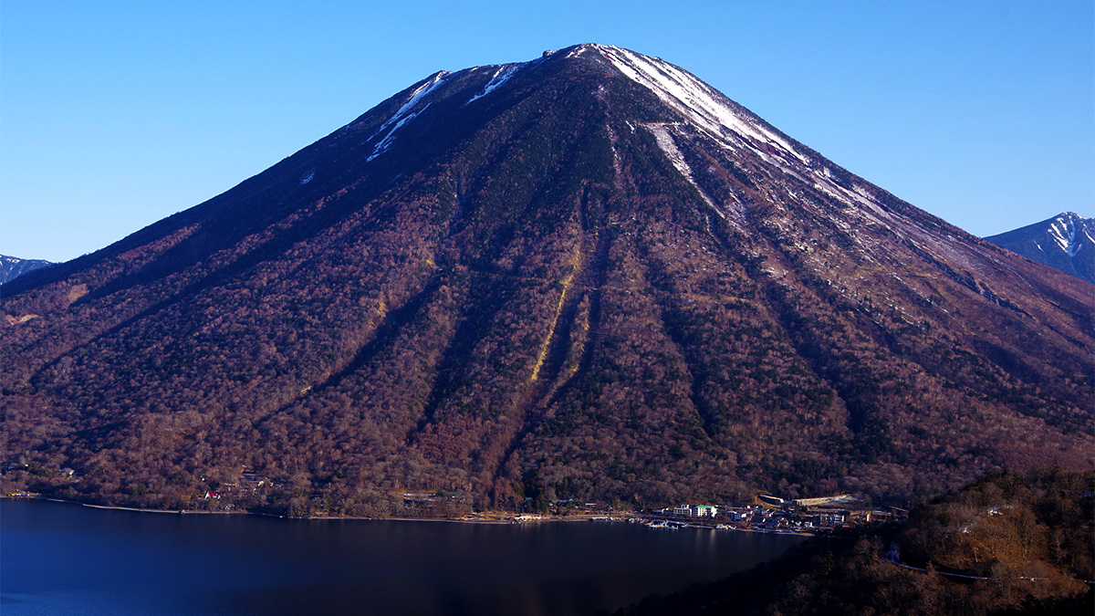 茶ノ木平付近から眺めた男体山