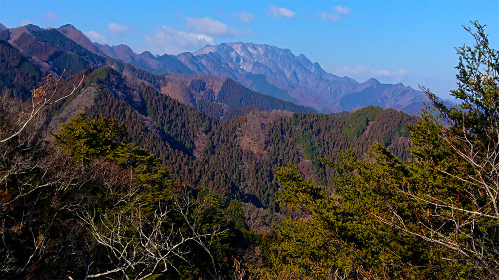 四阿屋山から眺めた両神山
