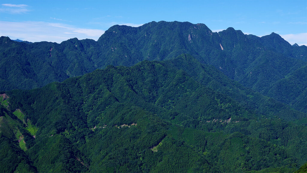毘沙門山から眺めた両神山
