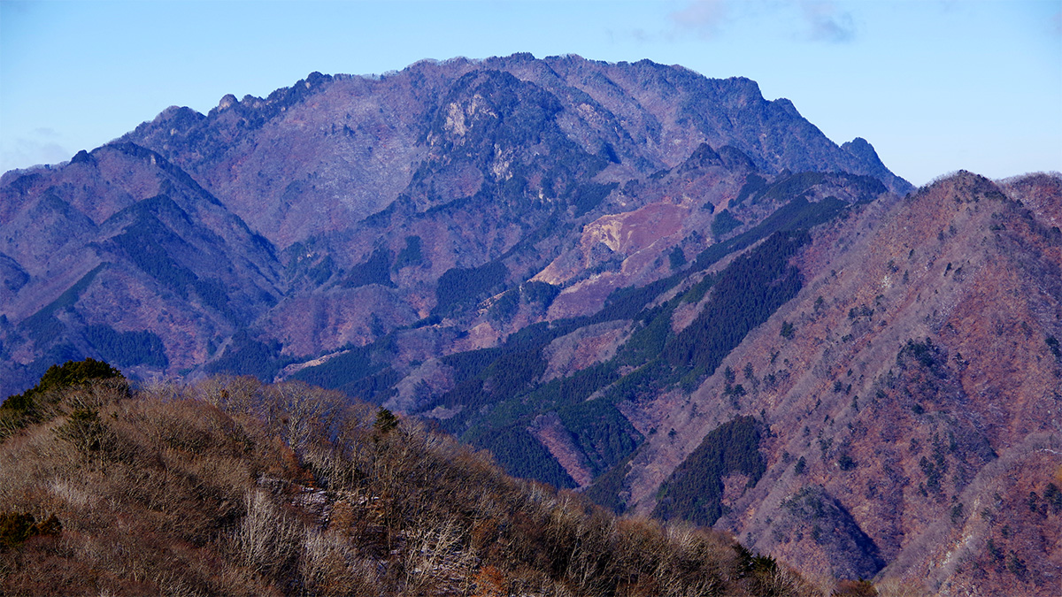 秩父御岳山から眺めた両神山