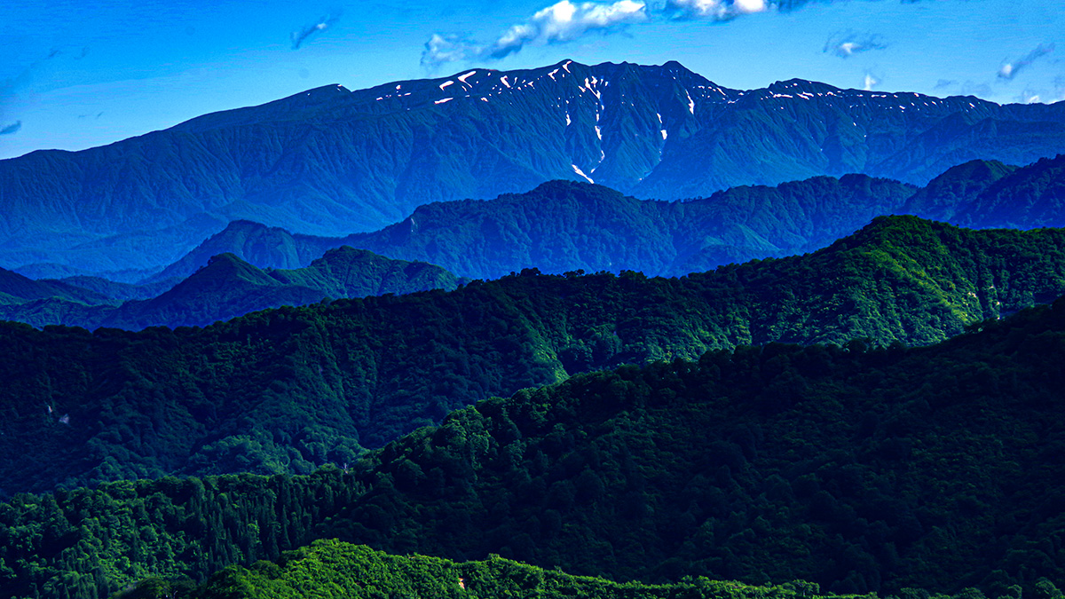 明神峠付近から眺めた守門岳
