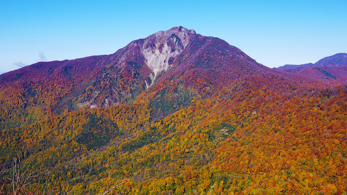 大渚山から眺めた雨飾山