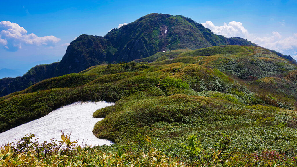笹平から眺めた雨飾山